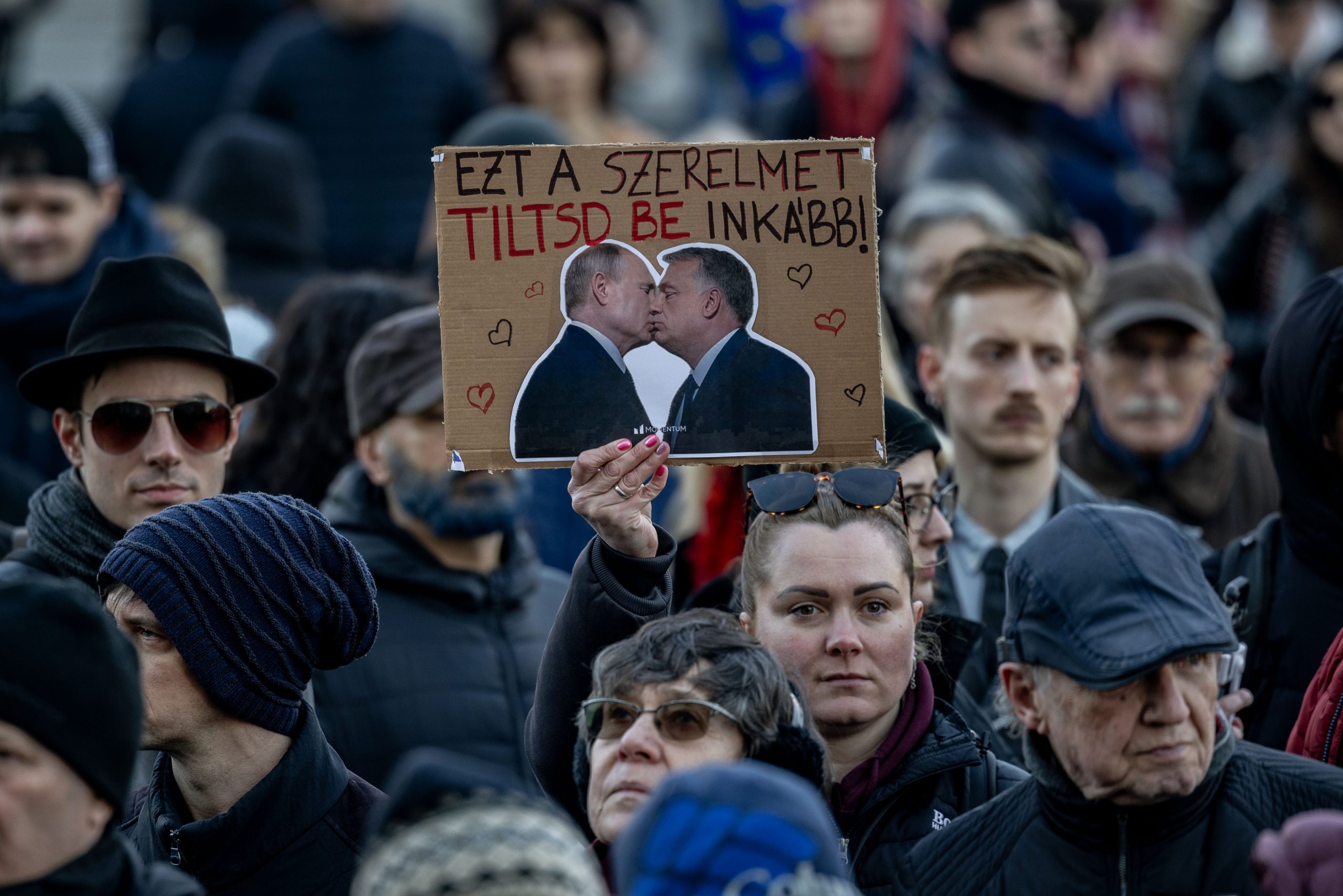 Los parlamentarios húngaros arrojan fotos de Orbán y Putin besándose en el Parlamento después de que el primer ministro prohíbe el orgullo