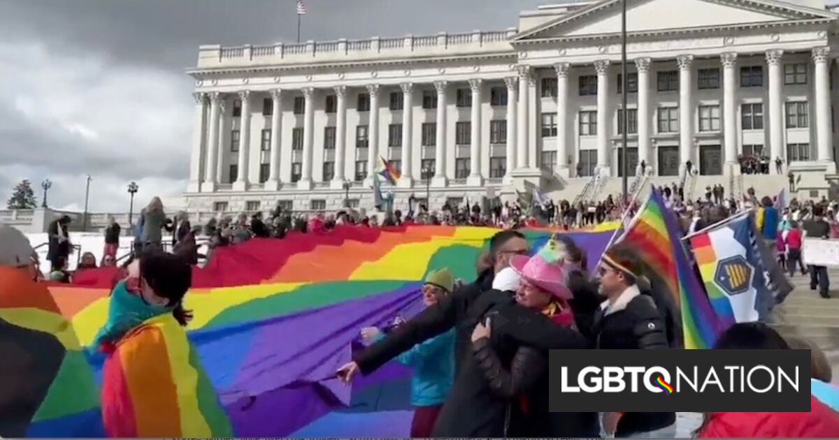 Banner de arco iris de 200 pies desplegado en Capitolio mientras el Partido Republicano prohíbe las banderas del orgullo en la tierra del gobierno