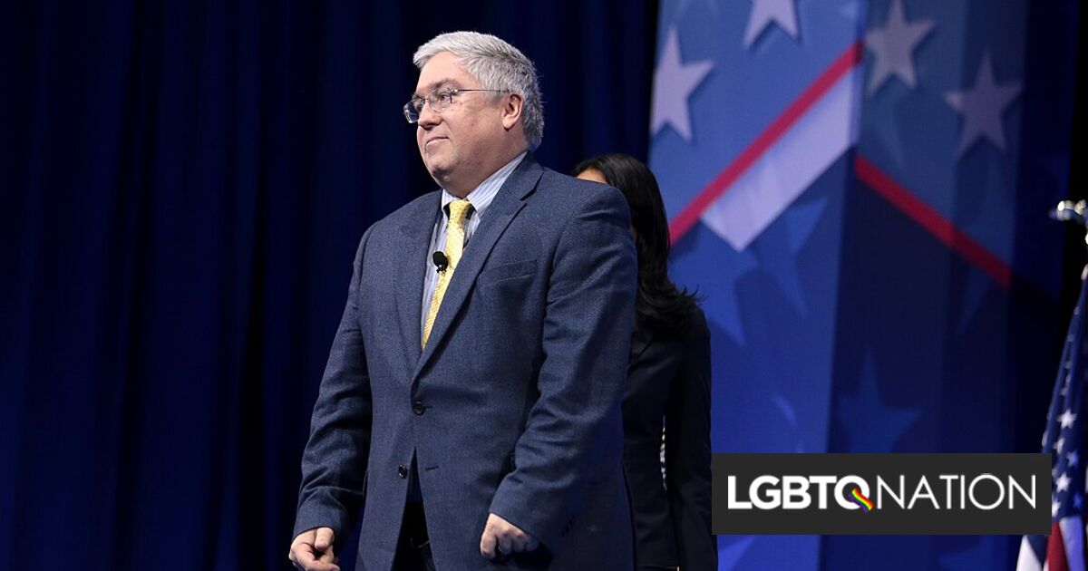 El gobernador de Virginia Occidental firma el proyecto de ley de borrado trans después de que se eliminaran los exámenes genitales