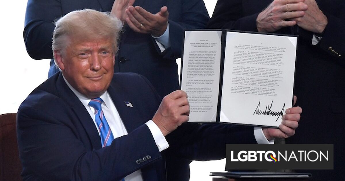 El presidente firma la orden contra la firma de abogados por desafiar su prohibición de atención médica trans