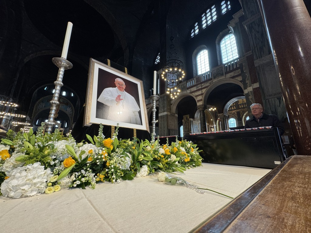 Londres, Reino Unido - 21 de abril: se exhibe una fotografía del Papa en la Catedral de Westminster después de la muerte del Papa Francisco, el líder espiritual del mundo católico el 21 de abril de 2025, en Londres, Reino Unido. Después de la muerte del Papa Francisco, el jefe espiritual de la Iglesia Católica, las personas se reunieron en las iglesias para presentar sus respetos. Los espacios conmemorativos y de condolencia se establecieron en iglesias católicas en todo el país. En Londres, los cristianos ofrecieron oraciones y velas encendidas en recuerdo del Papa, particularmente en la Catedral de Westminster, el centro central del catolicismo en Inglaterra y Gales.