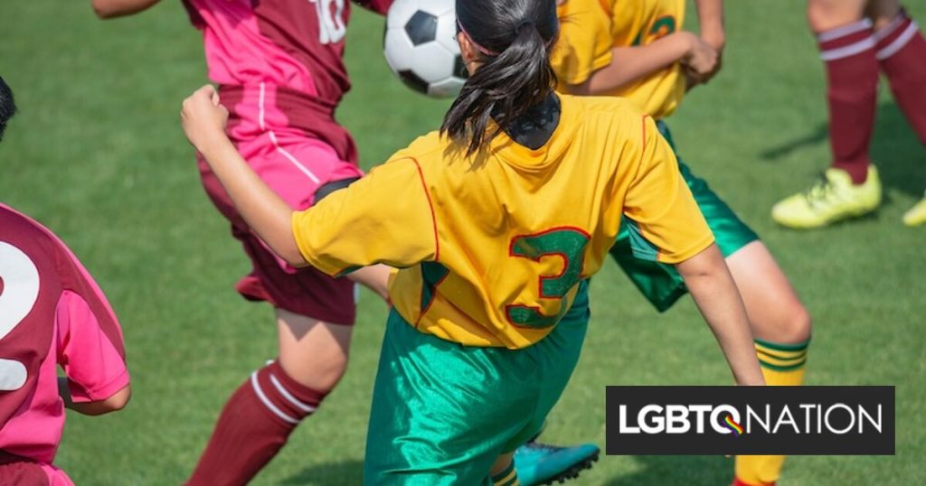 Dos hombres intentaron acosar a un estudiante de secundaria trans en un juego de fútbol. Un juez acaba de establecer la ley.