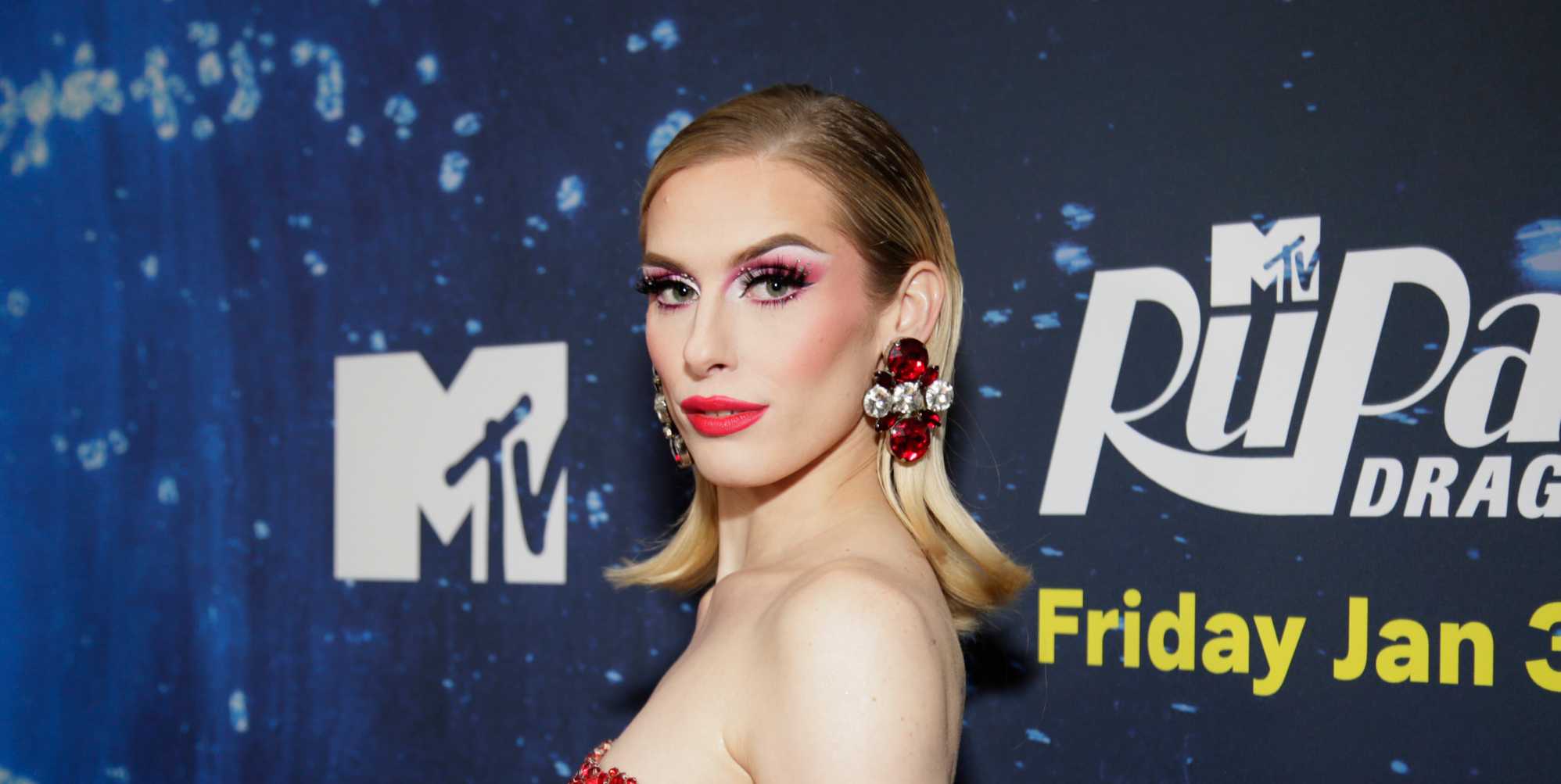 La estrella de la carrera de arrastre Jasmine Kennedie 'acosó y siguió a casa' por hombre 'porque es trans'