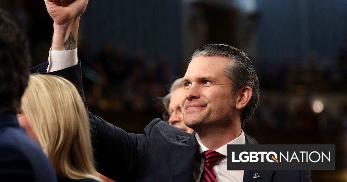 Los senadores demandan saber si Pete Hegseth está desafiando las órdenes judiciales que bloquean la prohibición militar trans