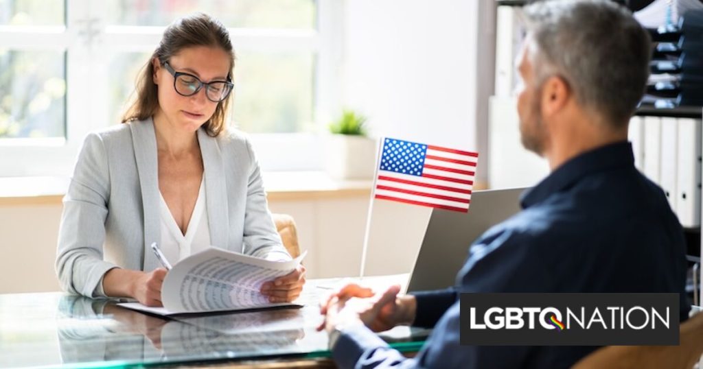 Los servicios de ciudadanía e inmigración de los Estados Unidos implementan una política anti-Trans "cruel e innecesaria"