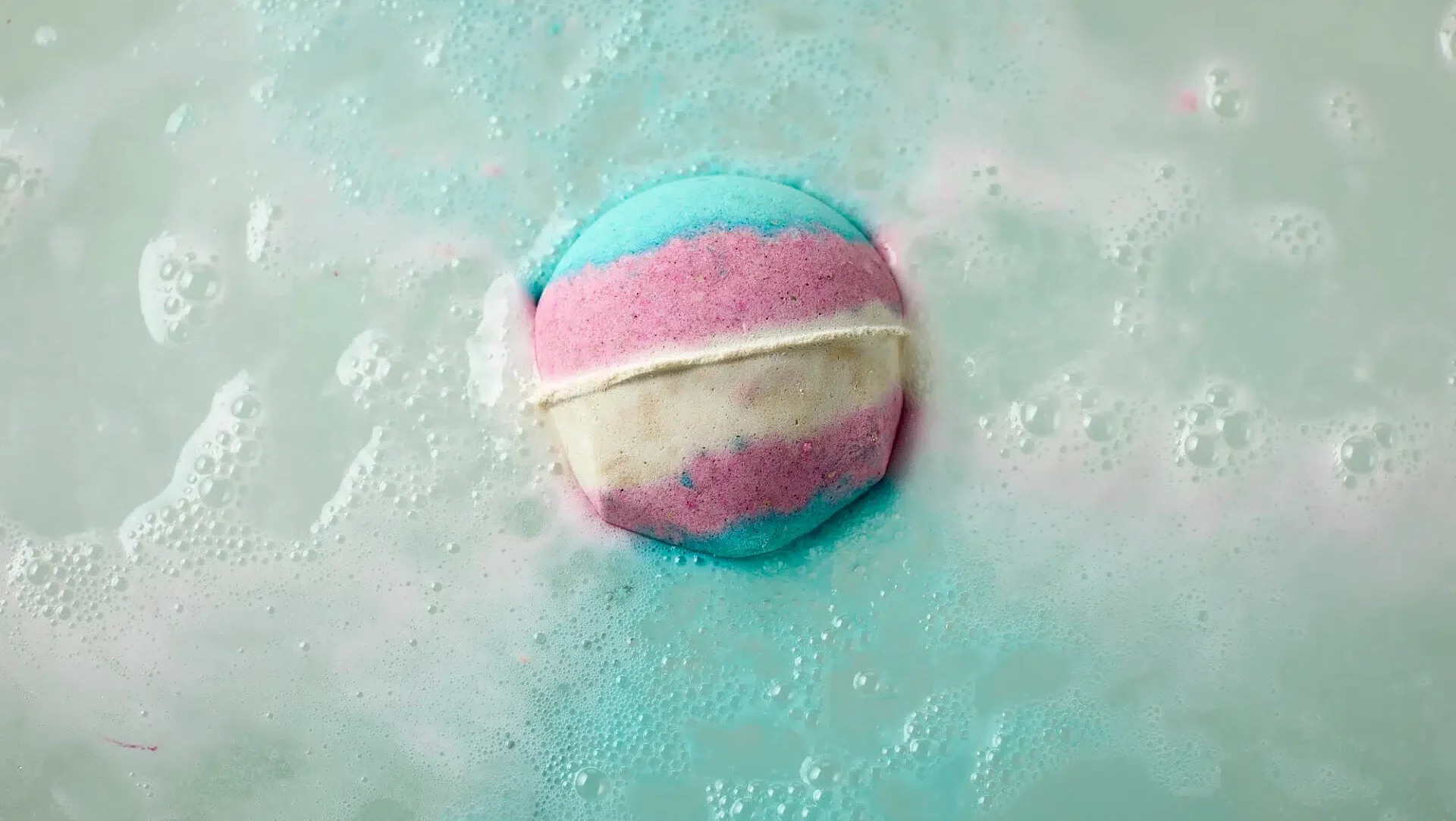 Lush Trans Rights bathbomb