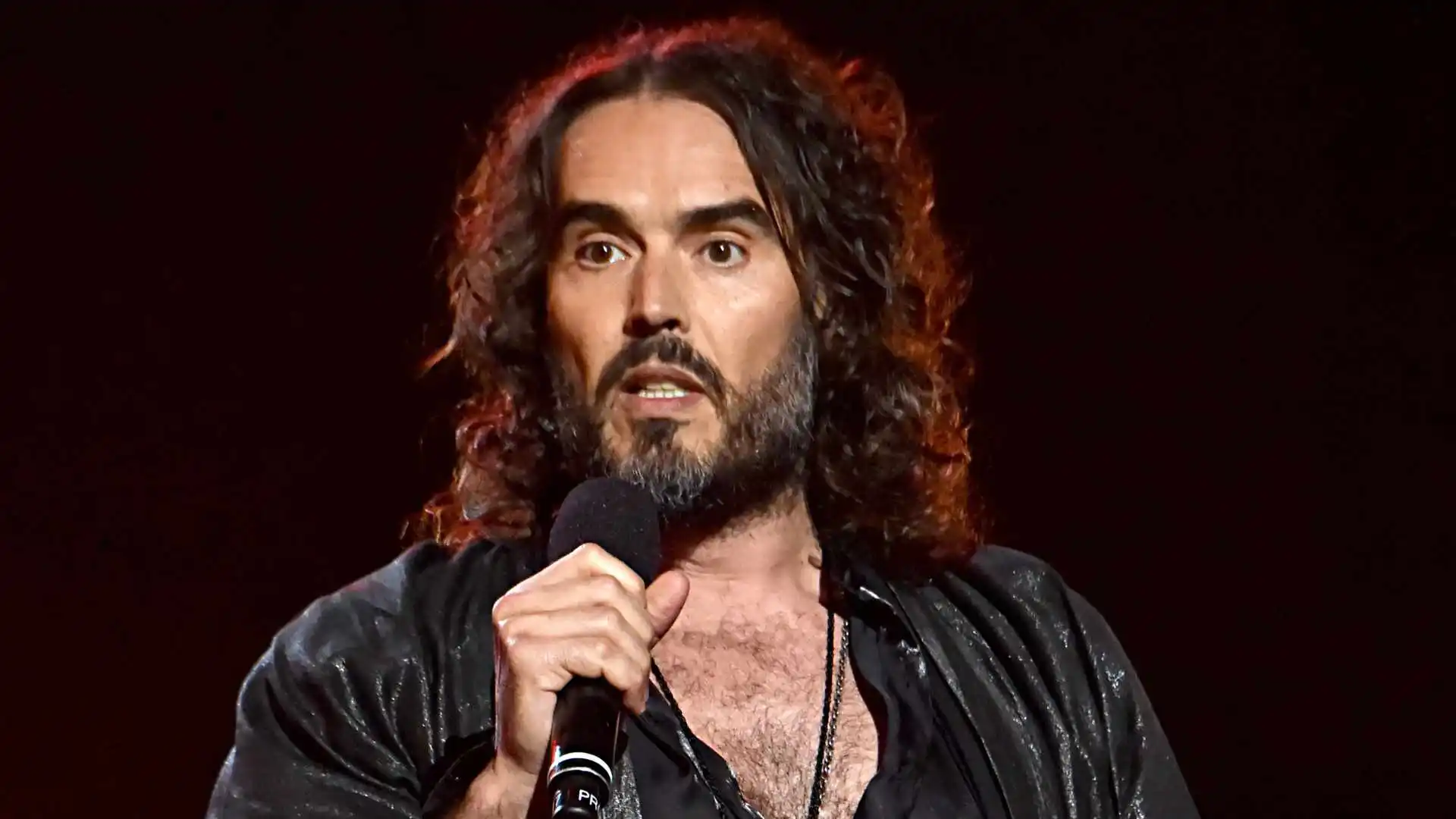 Russell Brand acusada de violación y agresión sexual