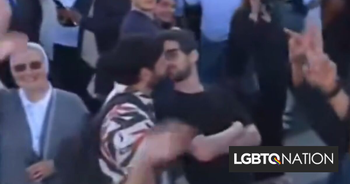 Dos hombres se vuelven virales por besarse casualmente al anunciar el nuevo Papa