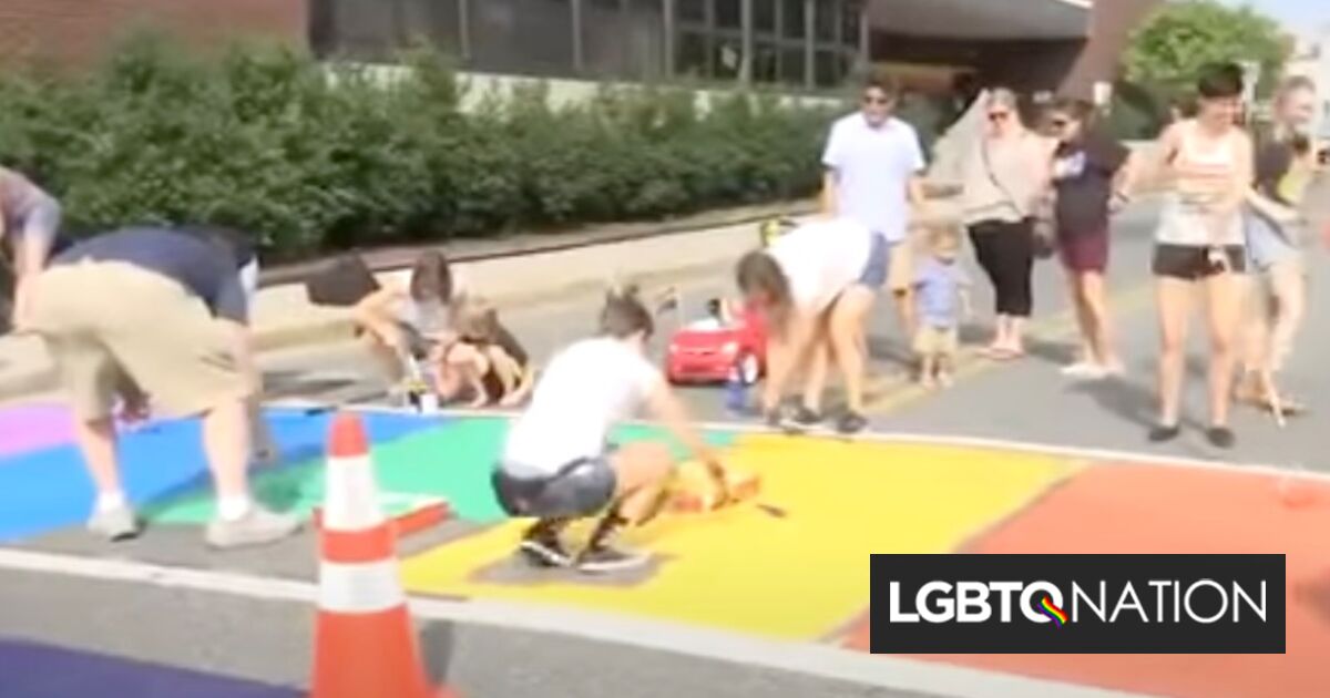 El alcalde se compromete a pintar sobre los cruces peatonales de bandera LGBTQ+ de la ciudad para "mantener la neutralidad"