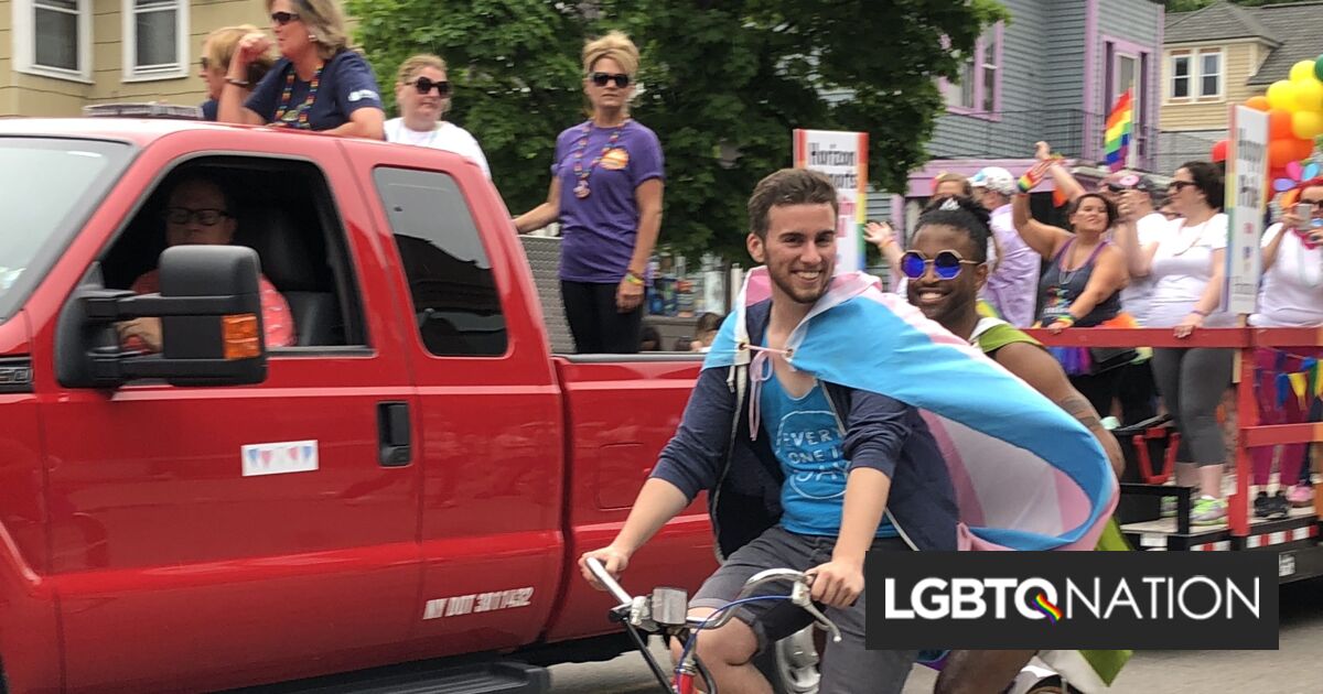 Encontró una bicicleta en tándem, la pintó colores del arco iris y la montó en orgullo con un signo de "pareja de búsqueda"