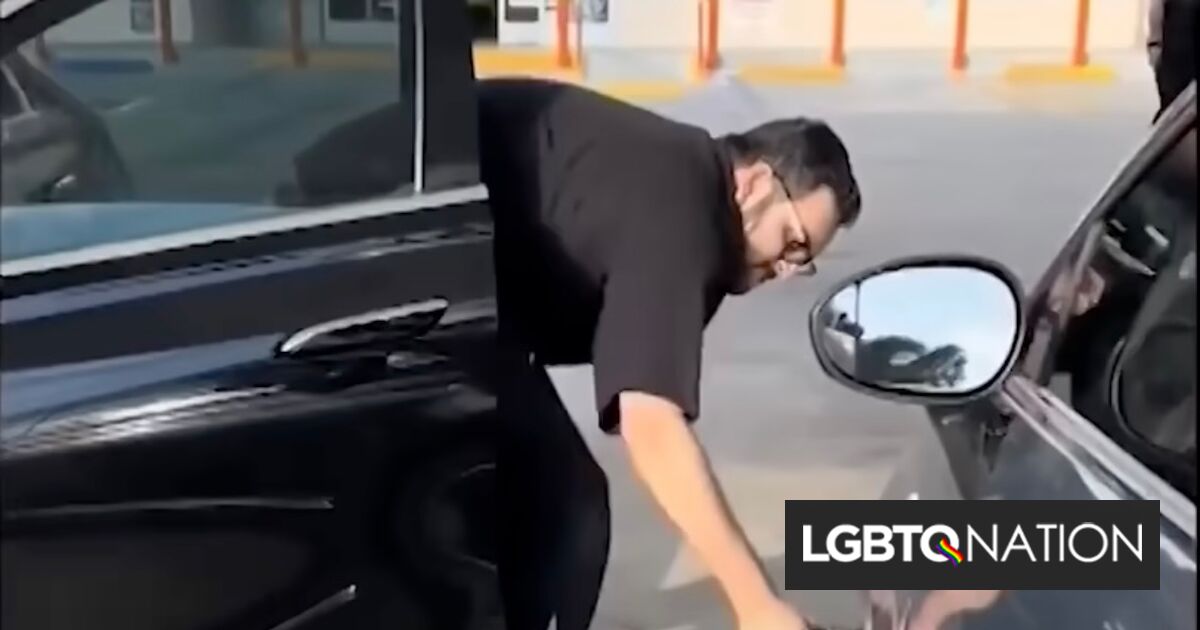 Hombre atrapado en el video cortando el neumático de la mujer trans y amenazando con apuñalarla