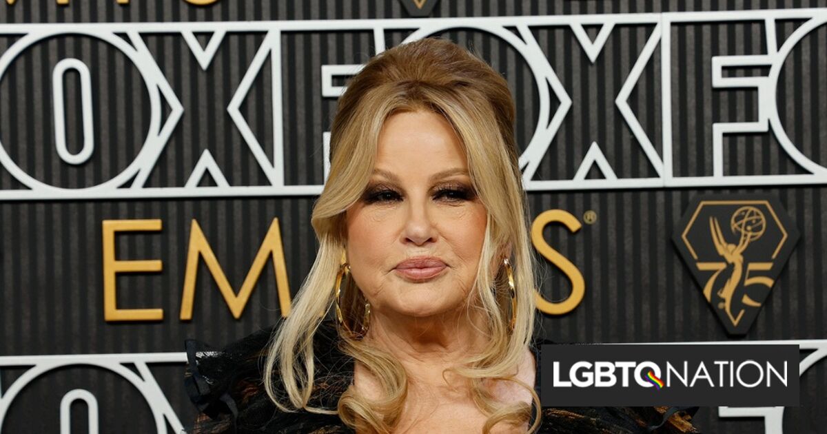 Jennifer Coolidge dice que los fanáticos gay son "un grupo superior de personas"