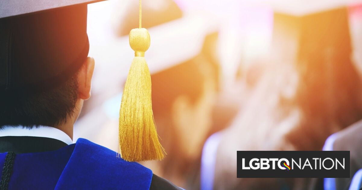 LGBTQ+ Grads celebra la "graduación de lavanda" a pesar de las universidades que cancelan sus eventos