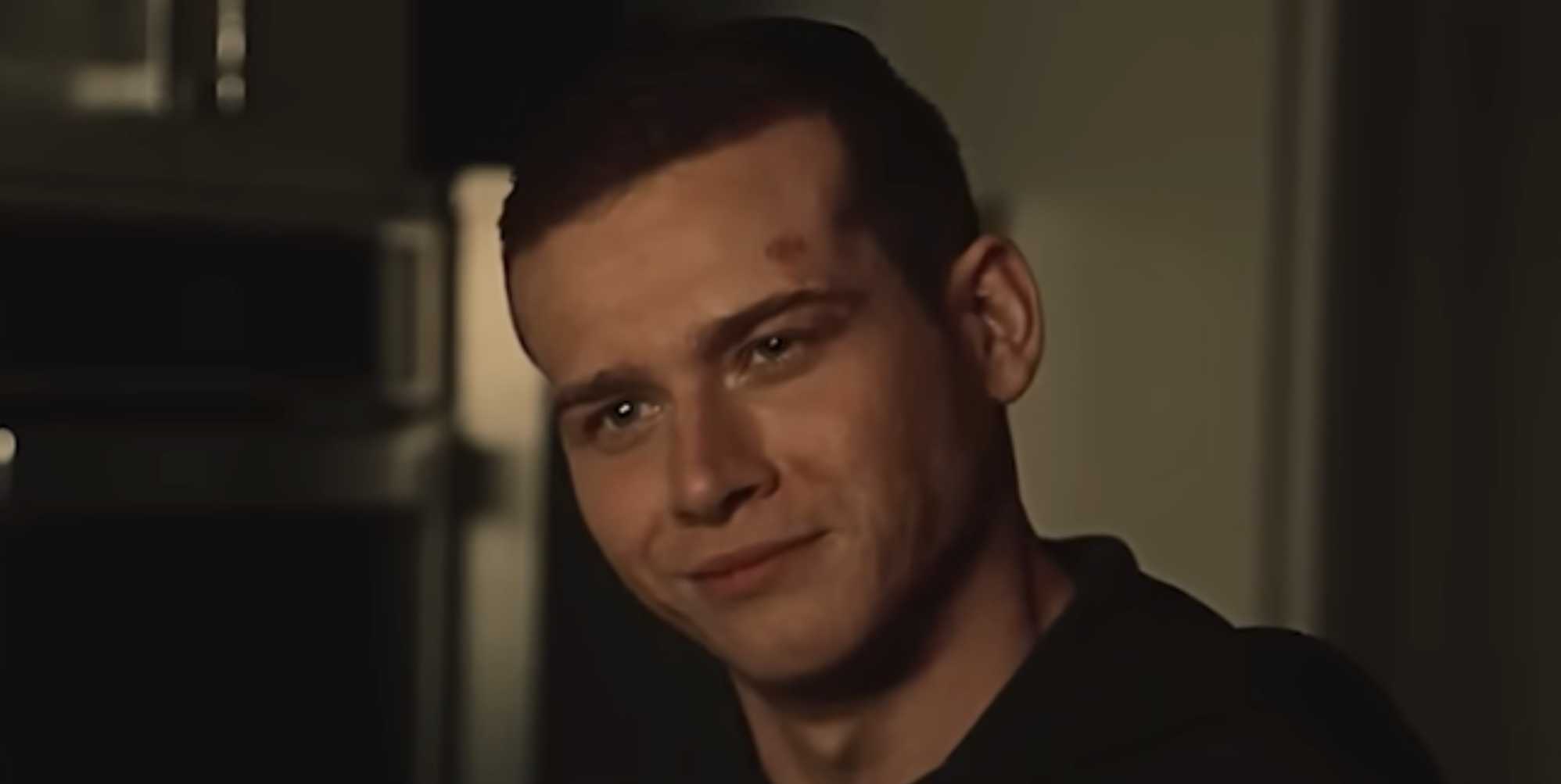 La estrella del 9-1-1, Oliver Stark, se dirige a la icónica escena de la tercera temporada: 'Eso fue súper gay'