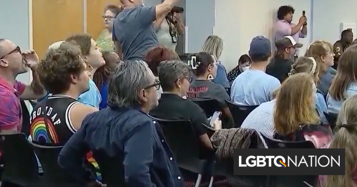 La maestra pierde trabajo después de que mamá desquiciada la acusa de "preparar" a su hijo "ser gay"