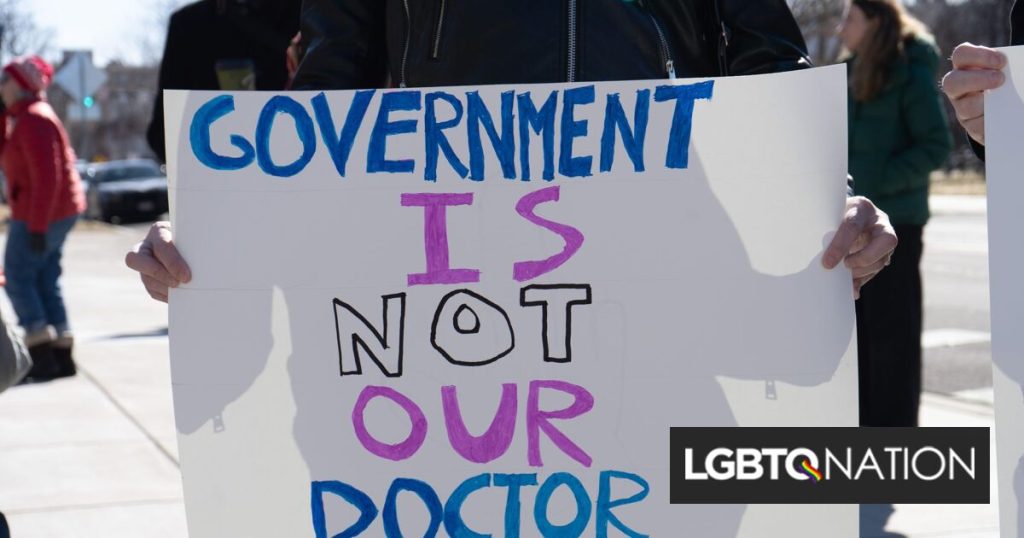 Los adolescentes trans enfrentan la demanda de archivos de "sufrimiento inimaginable" contra la prohibición de la atención de género que afirma el género