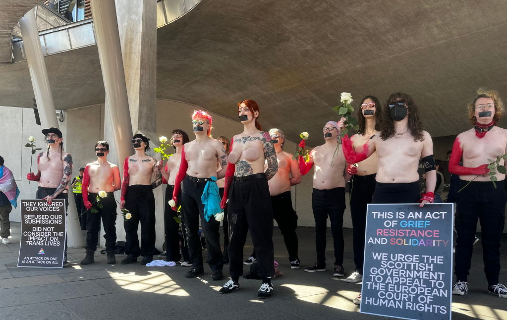 Protesta trans topless fuera de Holyrood un 'acto público de dolor, resistencia y solidaridad'