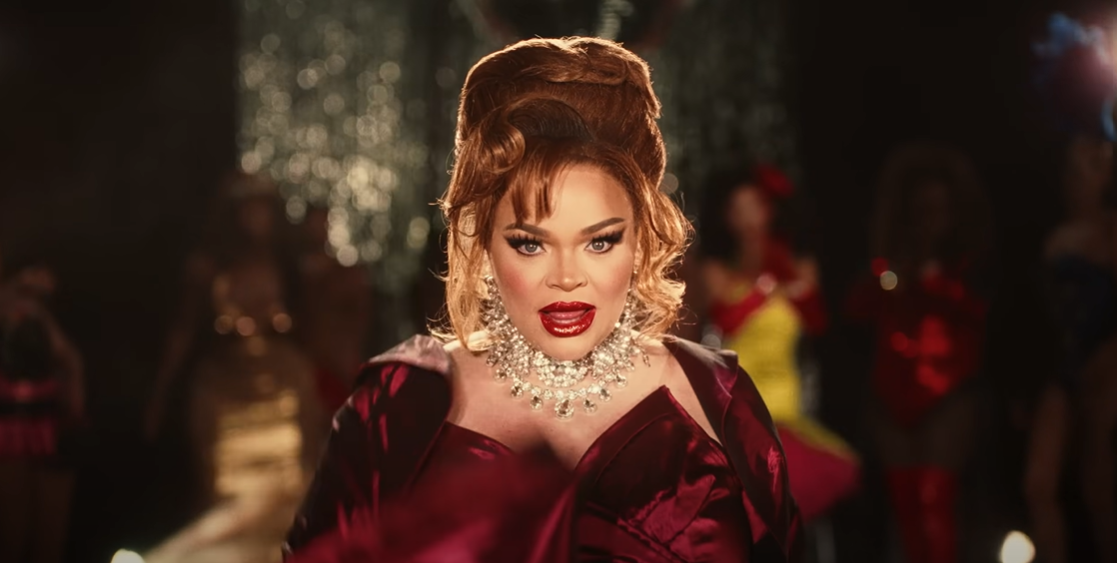 Trisha Paytas rinde homenaje a la icónica película queer a Wong Foo en el video musical 'gay' con íconos de la carrera de arrastre