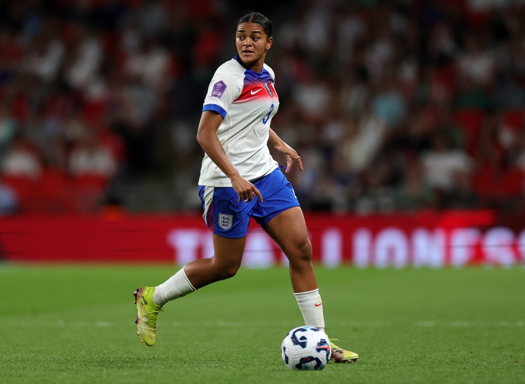 Jess Carter en el campo en el kit de fútbol de Inglaterra