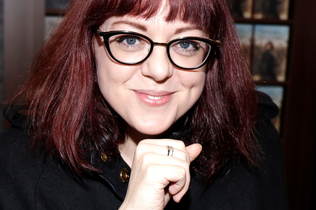 El autor ve Schwab sobre vampiros lesbianos tóxicos y ser un gay desordenado