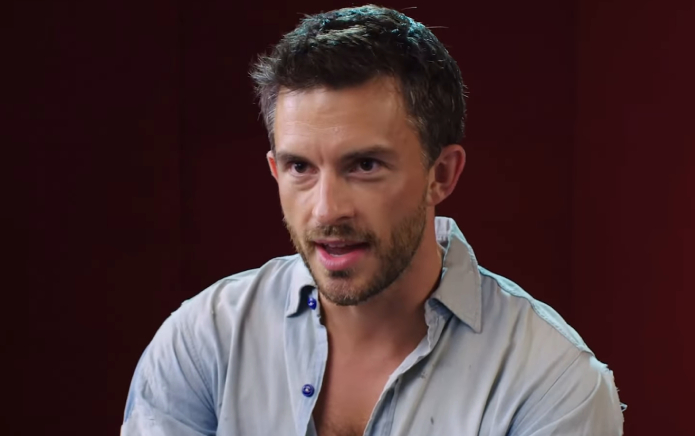 "Él es So Daddy": los fanáticos se vuelven salvajes para la sorpresa de cuero revestida de Jonathan Bailey