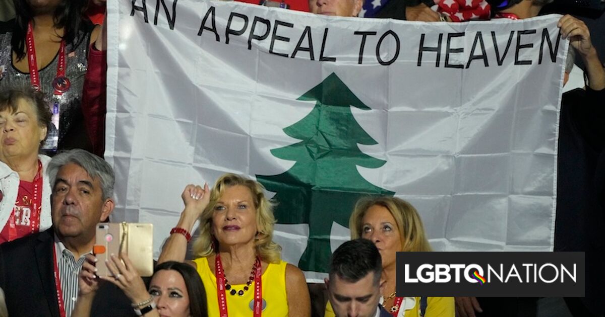 La administración Trump vuela la bandera nacionalista cristiana sobre la sede de la agencia federal de los Estados Unidos.