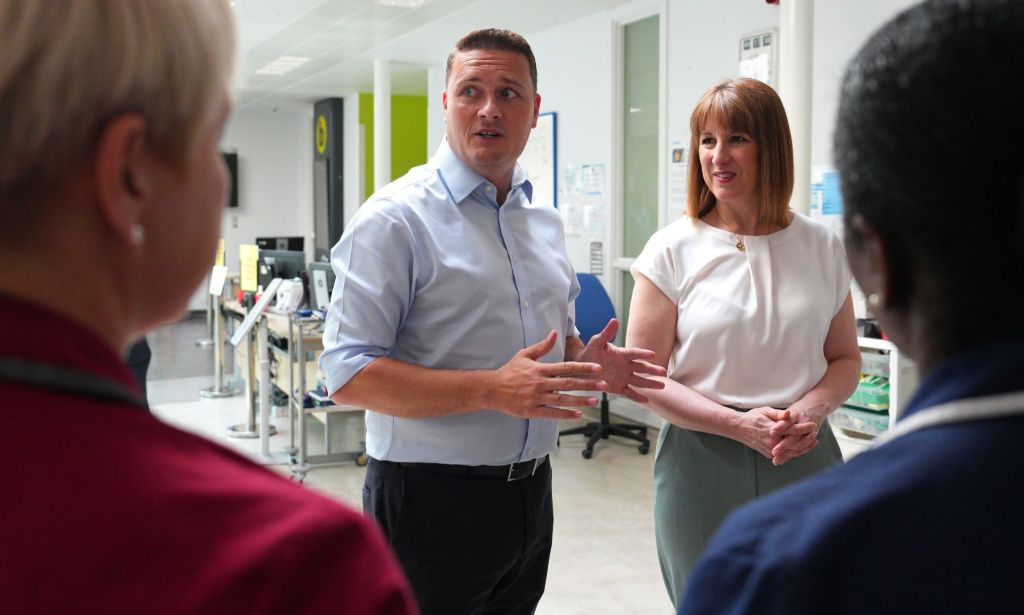 Wes Streeting y Bridget Phillipson en un hospital del NHS.