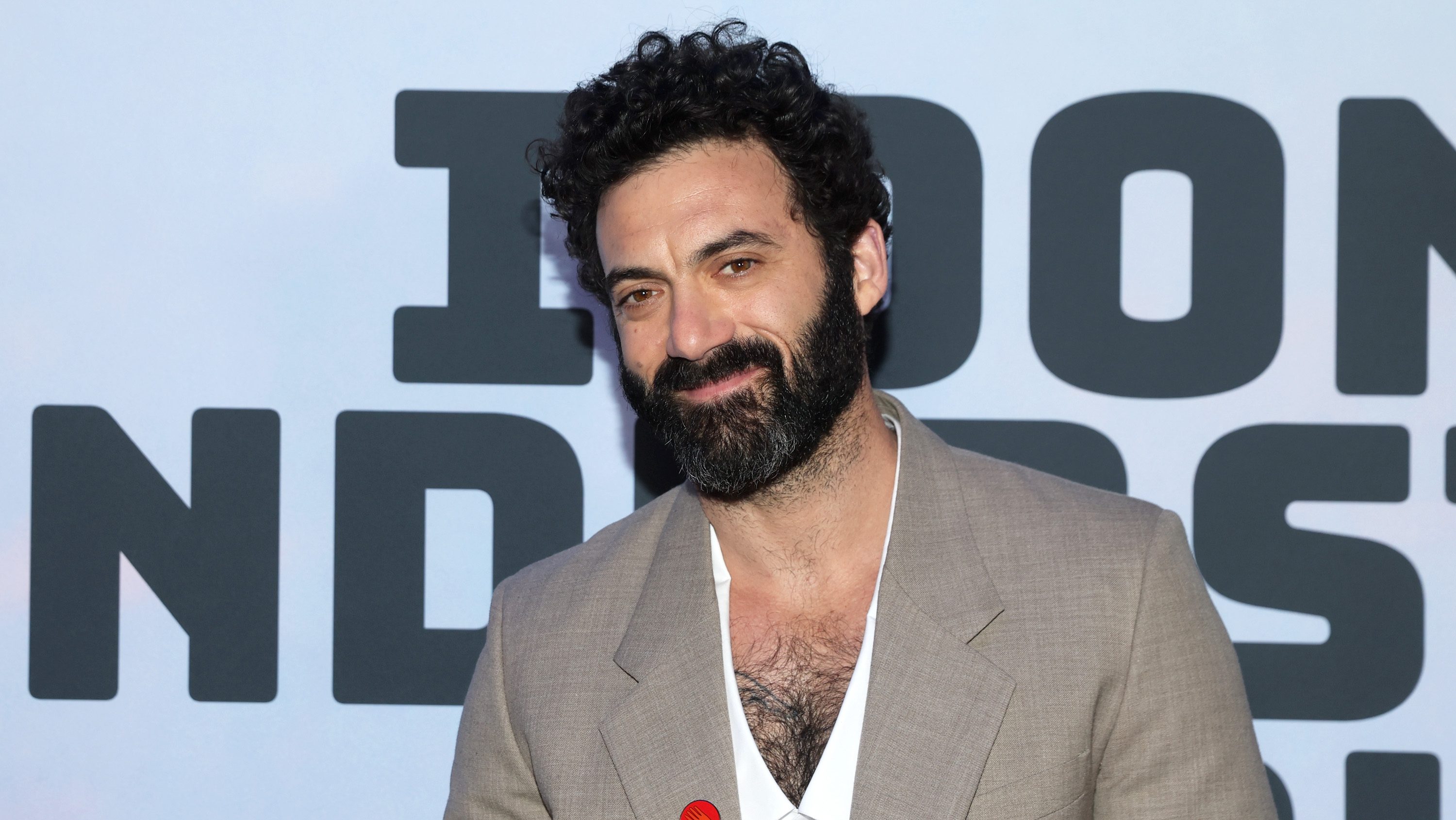 'Los chicos heterosexuales no pueden tirar?' Morgan Spector de la edad dorada reacciona a las críticas queerebaits