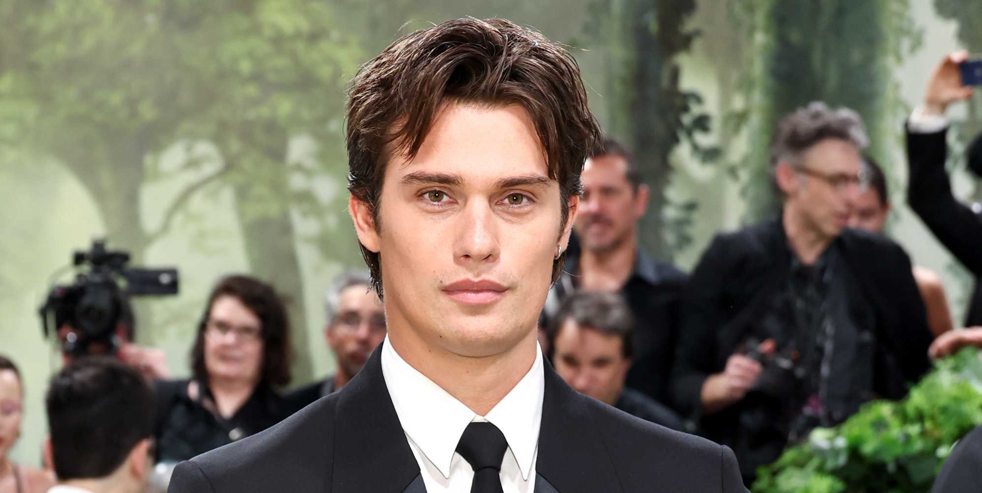 Nicholas Galitzine comparte (aficionado, sin camisa) He-Man Snap en la película 'envuelta' de los maestros del universo