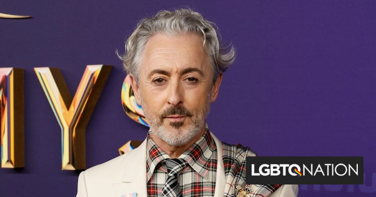 Alan Cumming llama a las personas trans "superhéroes reales" e insta a Estados Unidos a "probar la bondad"
