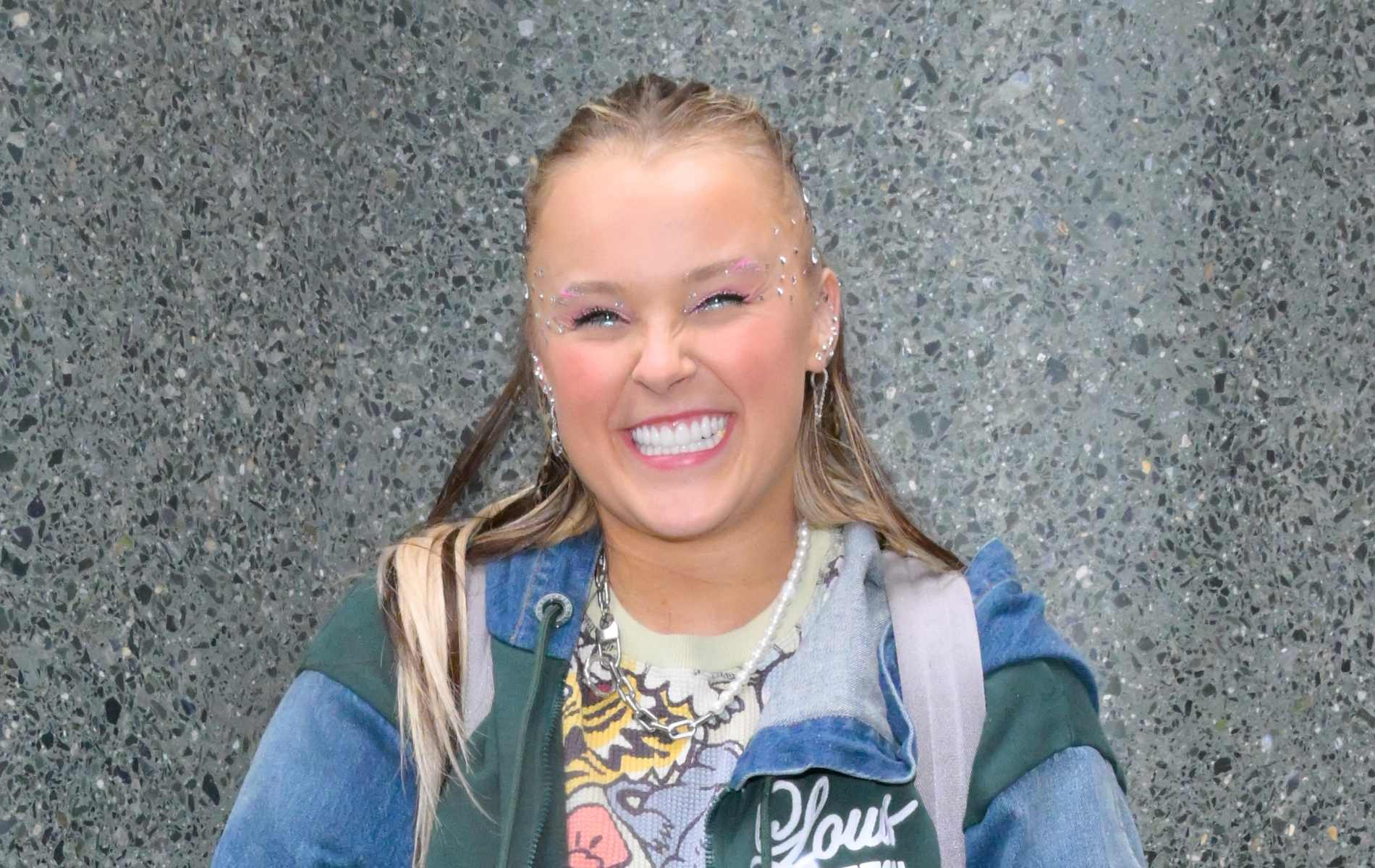 JoJo Siwa acaba de agregar combustible al incendio del rumor del embarazo, y Internet lo está perdiendo