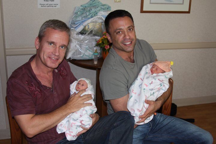 El director ejecutivo de la Academia GWK, Brian Rosenberg, con su esposo, Ferd, con los bebés Sadie y Ella.