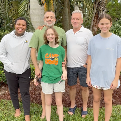 El director ejecutivo de la Academia GWK, Brian Rosenberg, con su esposo, Ferd, y sus hijos.