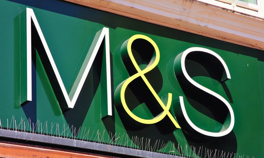 M&S se disculpó después de que el empleado 'trans' preguntó a dos clientes si necesitaba ayuda. (Getty)