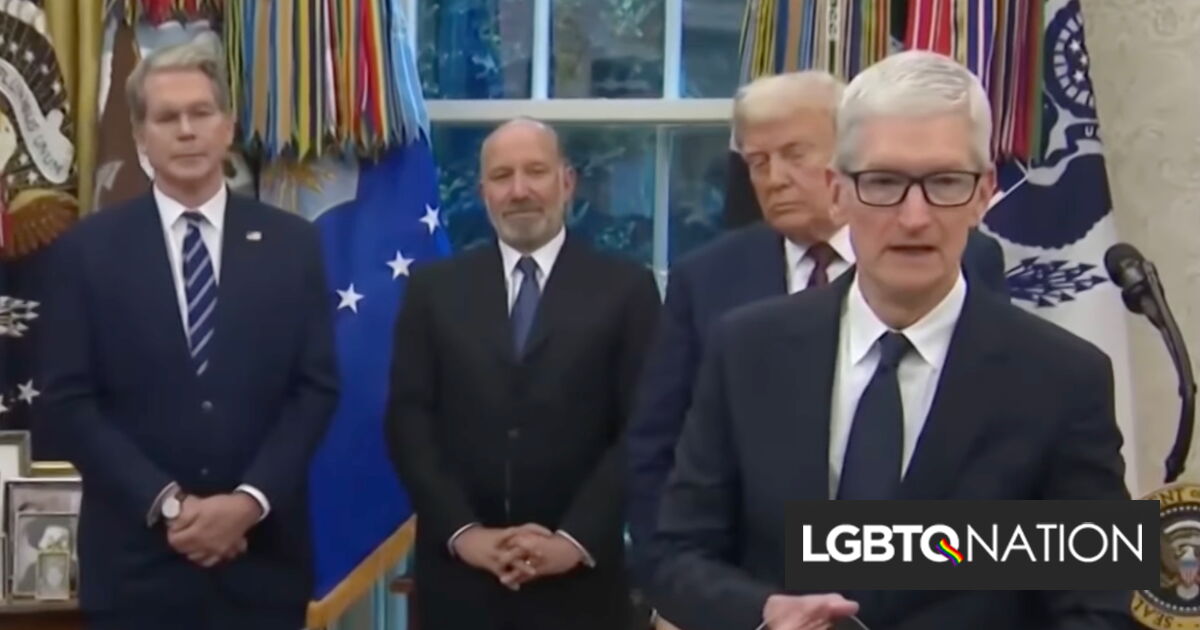 El CEO de Apple le dio a Donald Trump un "premio" de oro inventado y luego estaba exento de una nueva tarifa empinada