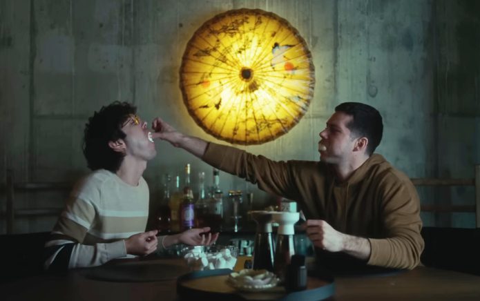 Twinless: Todo lo que necesitas saber sobre la nueva película gay de Dylan O'Brien y James Sweeney