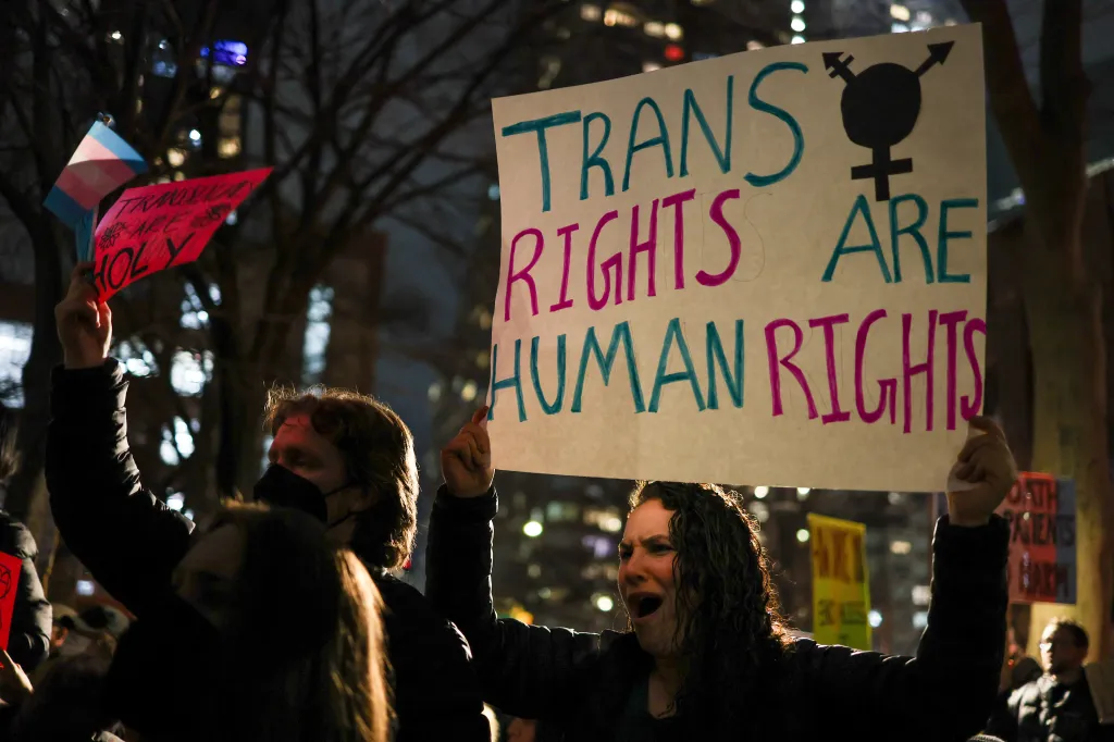 La gente se reúne para defender los derechos de las personas trans en la ciudad de Nueva York el 3 de febrero de 2025. (Getty)