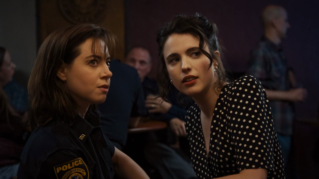 Mira como los creadores de 'Honey Don't' se abren sobre algunos de esos 'juguetes' que se cortan de la película (exclusivo)