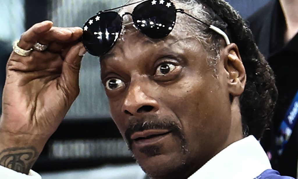 AFL insistió en que Snoop Dogg ya no era problemático solo unas horas antes de hacer comentarios anti-LGBTQ+