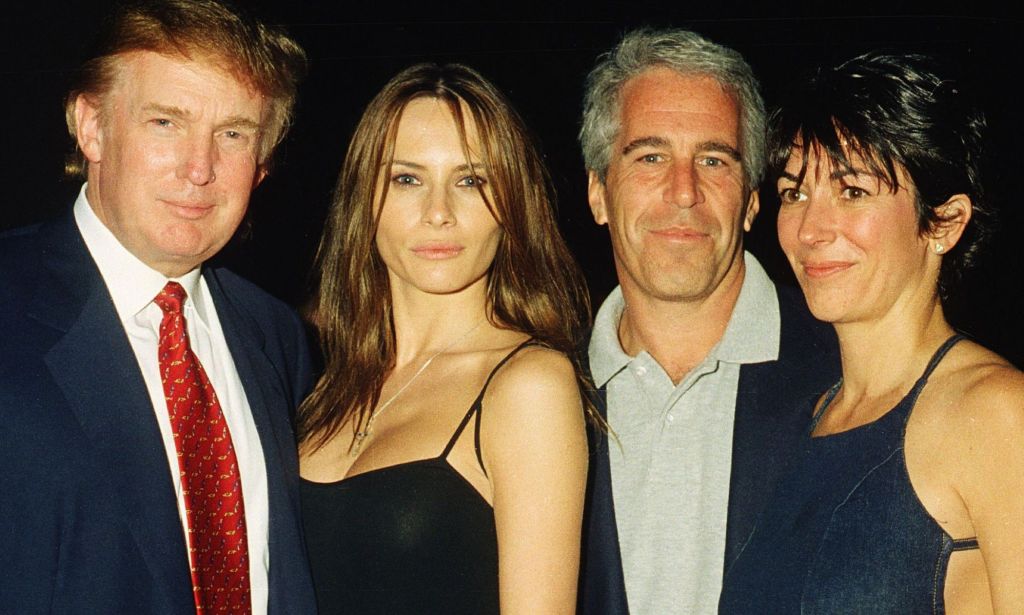(LR) Donald Trump, Ivanka Trump, Jeffrey Epstein y Ghislane Maxwell, en un partido juntos en 2000.