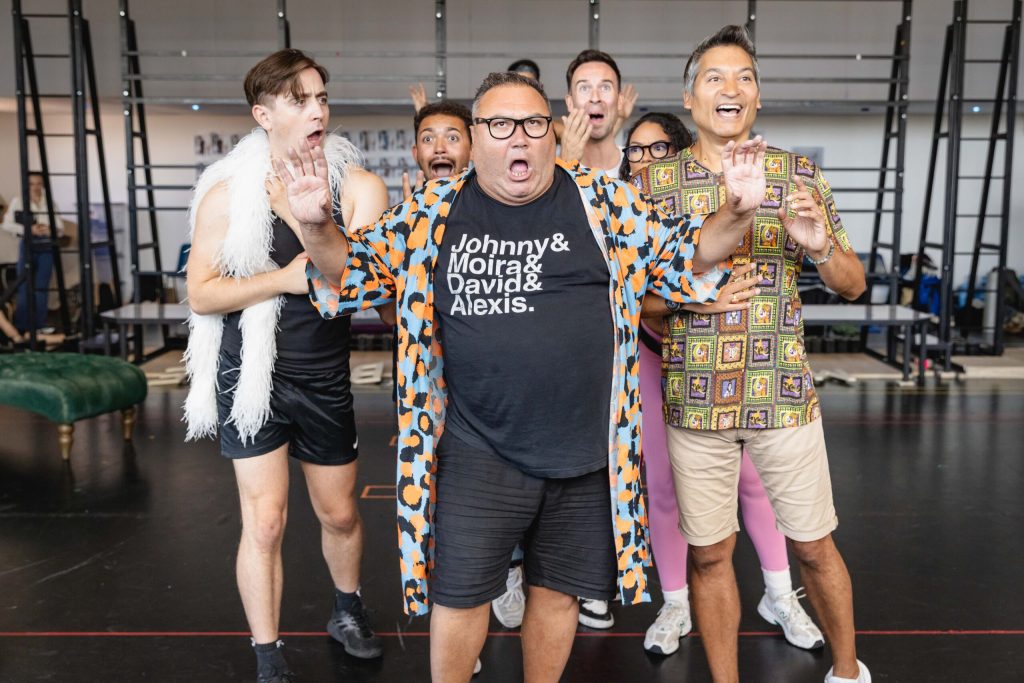 "¡Está un poco incorrecto pero de todos los de los bienes correctos!" - Trevor Ashley en West End Revival de los productores