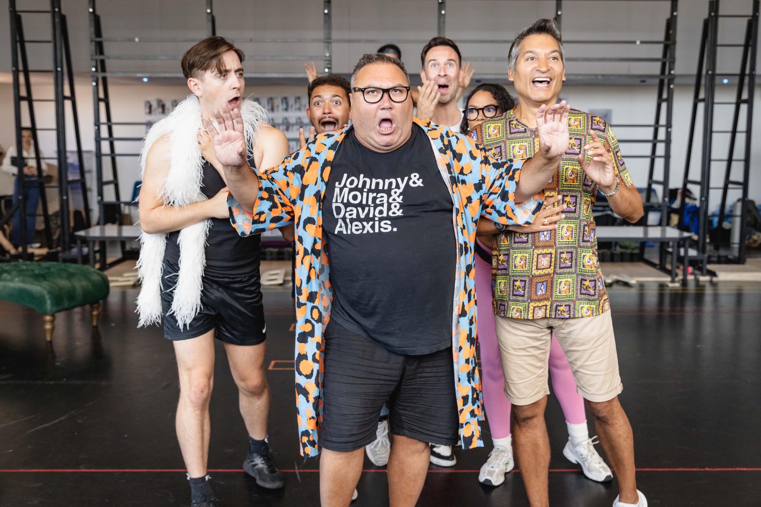 "¡Está un poco incorrecto pero de todos los de los bienes correctos!" - Trevor Ashley en West End Revival de los productores