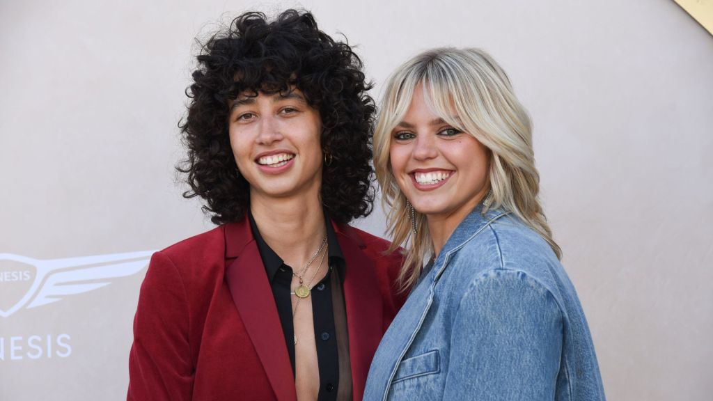 Los músicos Reneé Rapp y Towa Bird posan juntos en un evento de alfombra roja