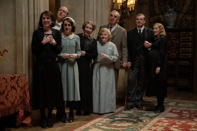 (L a R) Raquel Cassidy interpreta a la señorita Baxter, Kevin Doyle como el Sr. Molesley, Sophie McShera como Daisy Parker, Phyllis Logan como la Sra. Hughes, Lesley Nicol como la Sra. Patmore, Jim Carter como el Sr. Carson, Brendan Coyle como el Sr. Bates y Joanne Froggatt como Anna Bates en Down Batey: The Great, The Grand Finale. Crédito: Rory Mulvey / © 2025 Focus Feature LLC