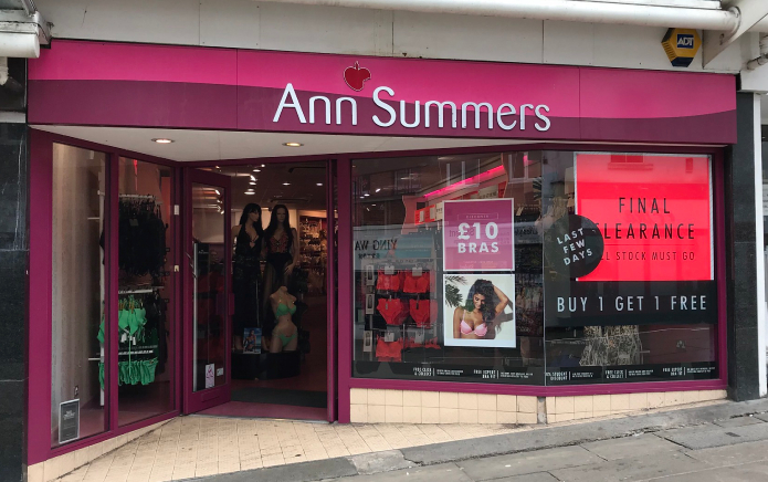 Ann Summers confirma su apoyo a la comunidad trans: "Nuestras políticas de inclusión reflejan eso"
