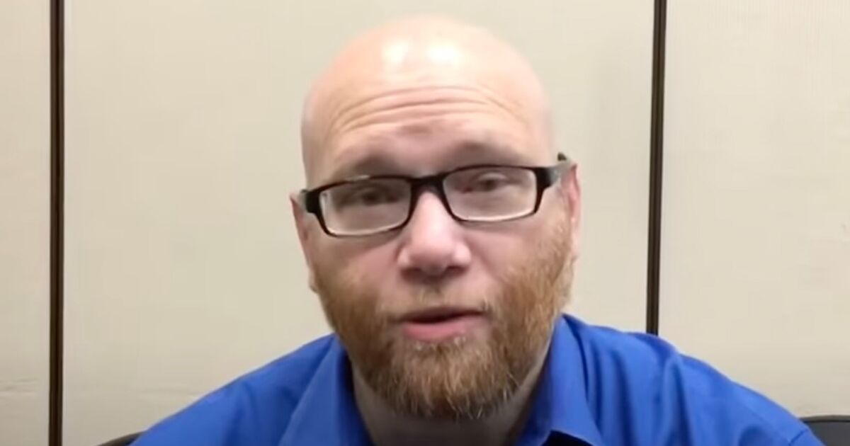 Christian Pastor intenta conectarse con un niño de 14 años en el sitio web de cruceros gay