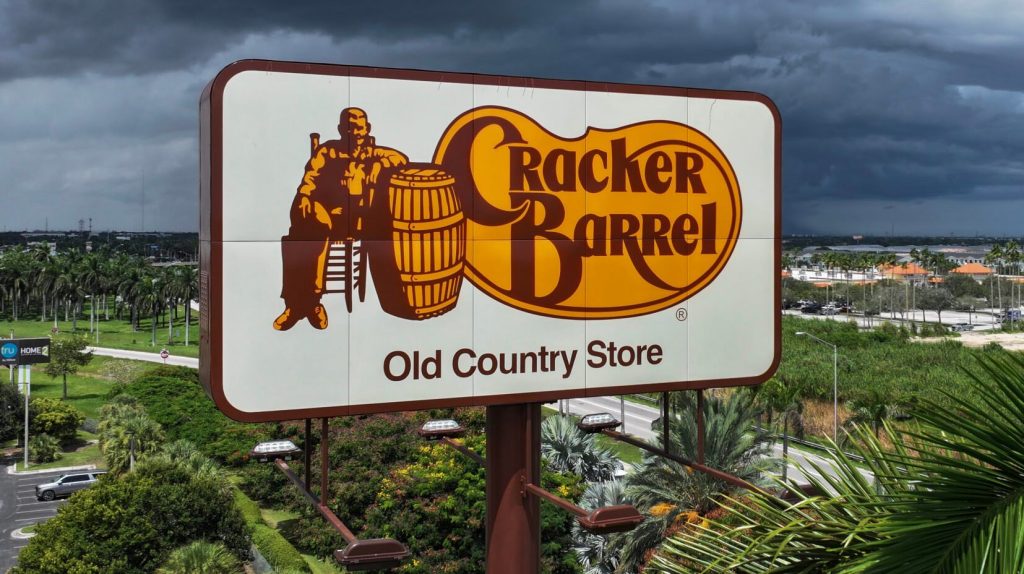 Cracker Barrel acaba de borrar su orgullo, veteranos, mujeres y dei esfuerzos en medio de reacción de logotipo