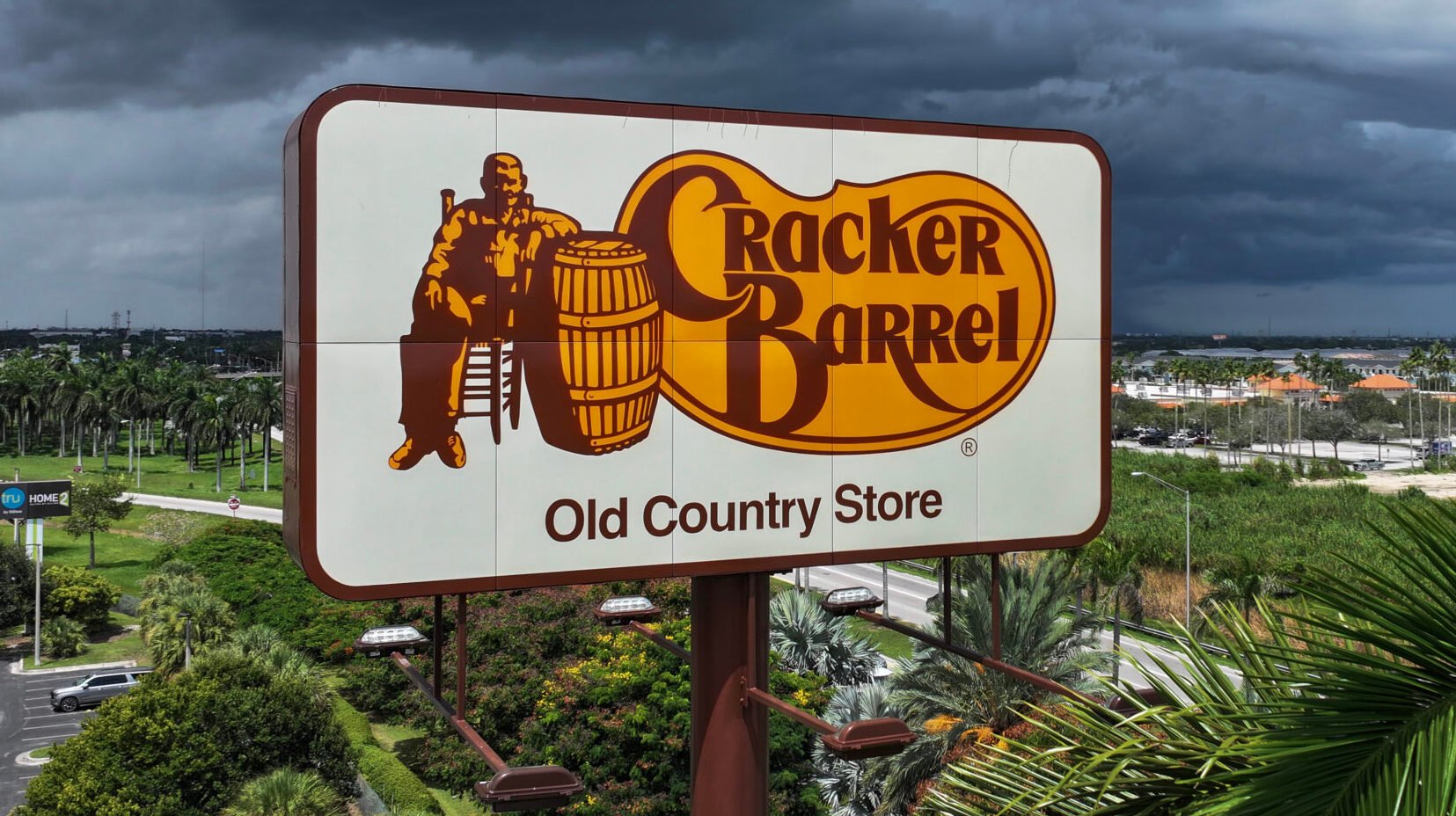 Cracker Barrel acaba de borrar su orgullo, veteranos, mujeres y dei esfuerzos en medio de reacción de logotipo
