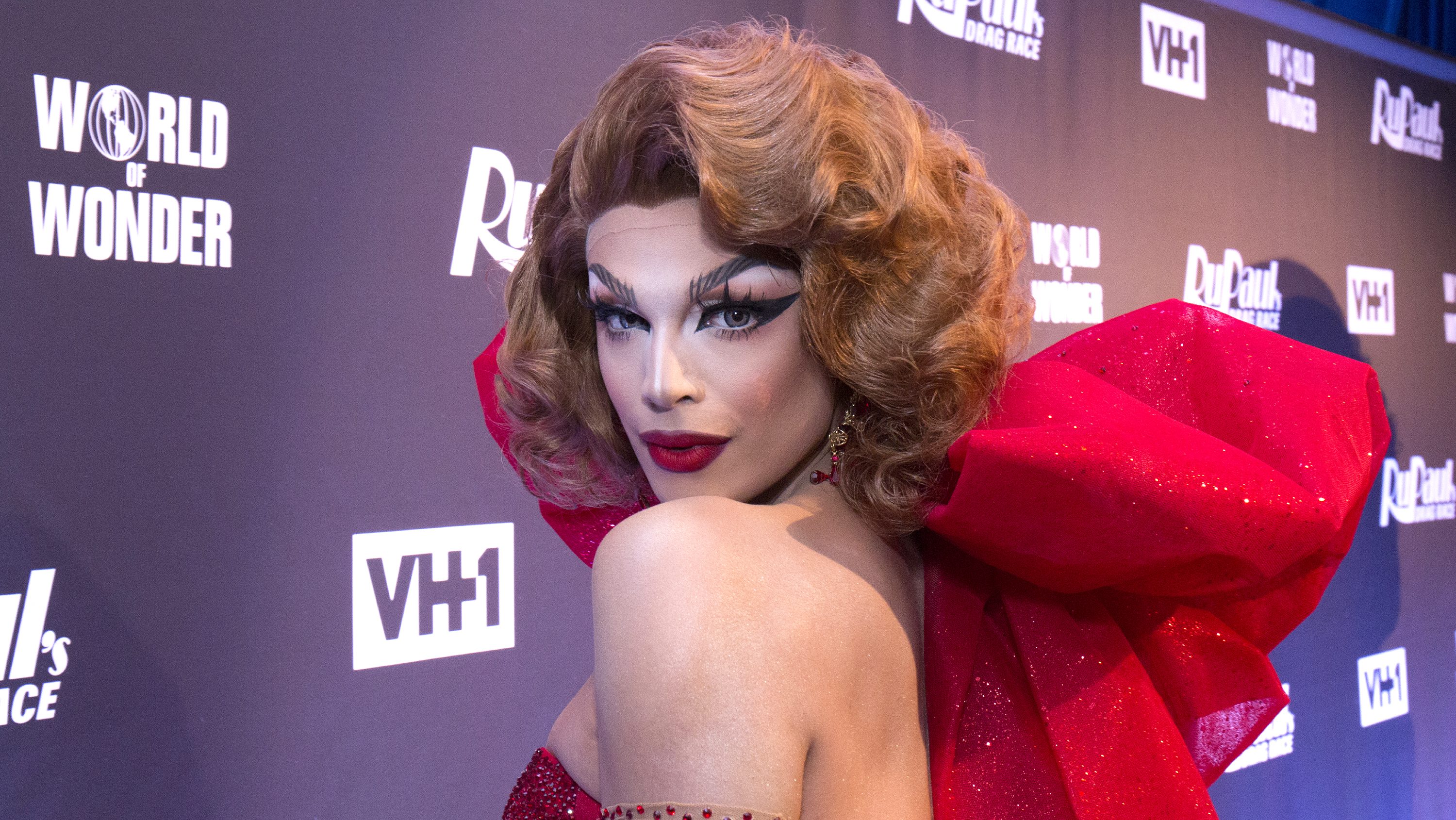 Drag Race Star Valentina sobre por qué podría hacer la transición 'lentamente'