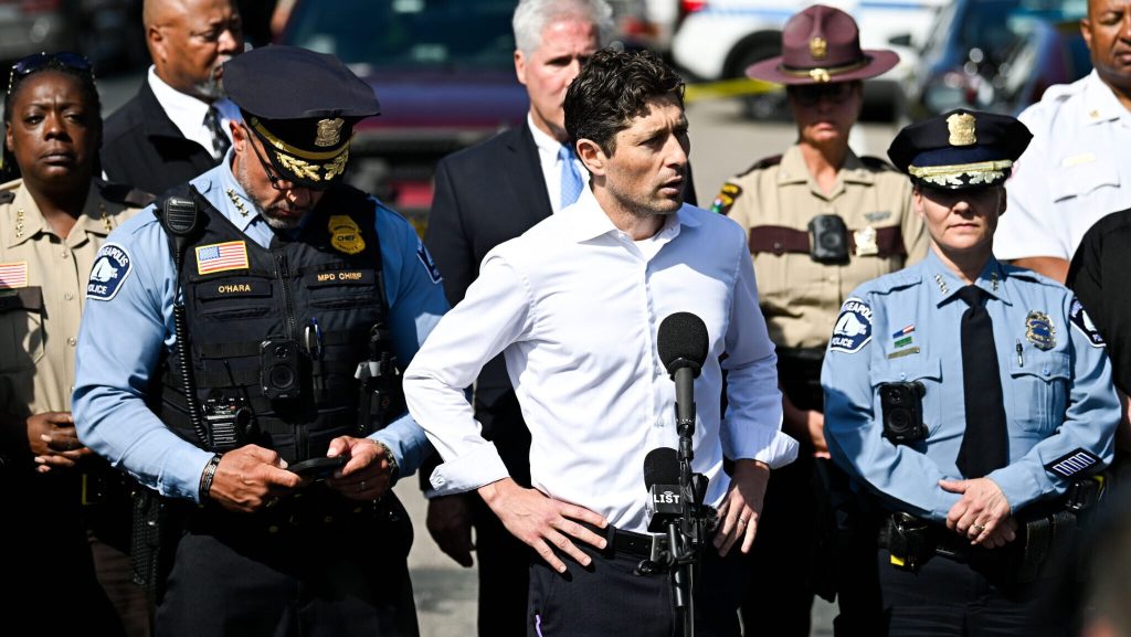 El alcalde de Minneapolis condena el odio anti -tranes después de disparar en la escuela católica